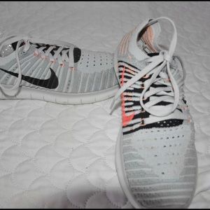 Nike tennis shoes free rn flynit